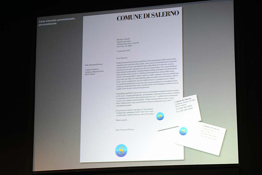   Massimo Vignelli a Salerno. Lectio Magistralis al Teatro Verdi. La presentazione del brand. Salerno, 22 Novembre 2011.
