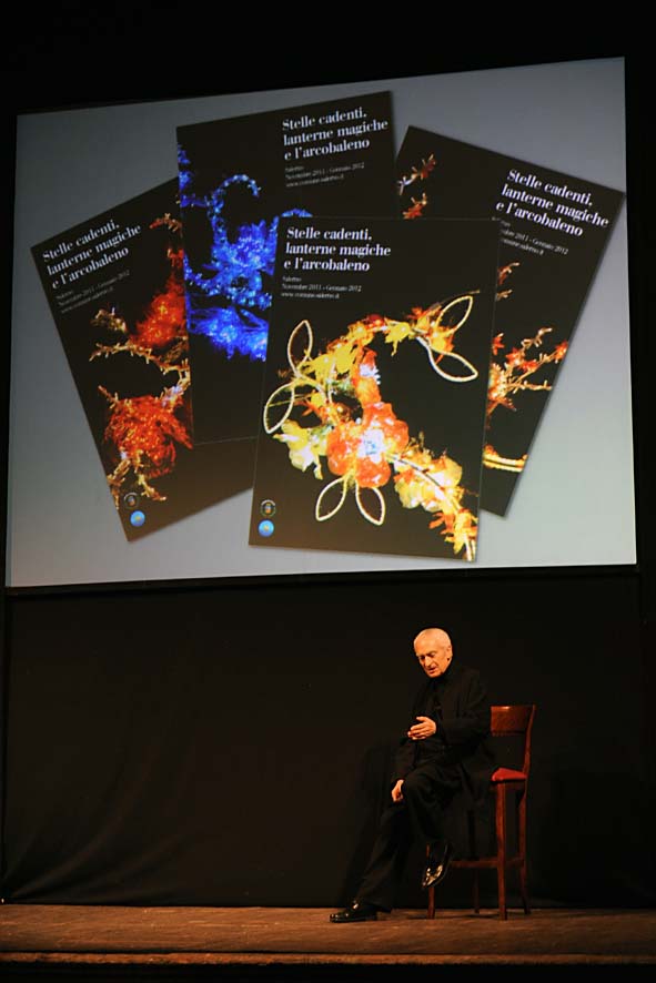   Massimo Vignelli a Salerno. Lectio Magistralis al Teatro Verdi. La presentazione del brand. Salerno, 22 Novembre 2011.

