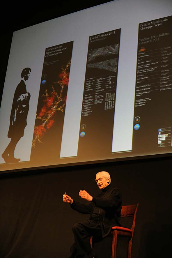   Massimo Vignelli a Salerno. Lectio Magistralis al Teatro Verdi. La presentazione del brand. Salerno, 22 Novembre 2011.
