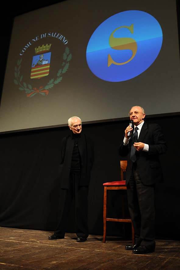   Massimo Vignelli a Salerno. Lectio Magistralis al Teatro Verdi. La presentazione del brand. Salerno, 22 Novembre 2011.
