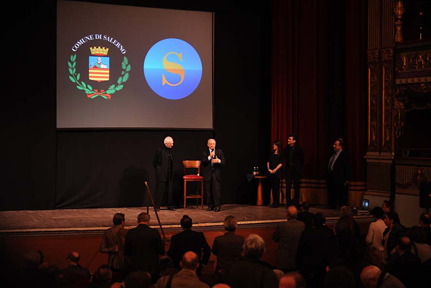   Massimo Vignelli a Salerno. Lectio Magistralis al Teatro Verdi. La presentazione del brand. Salerno, 22 Novembre 2011.
