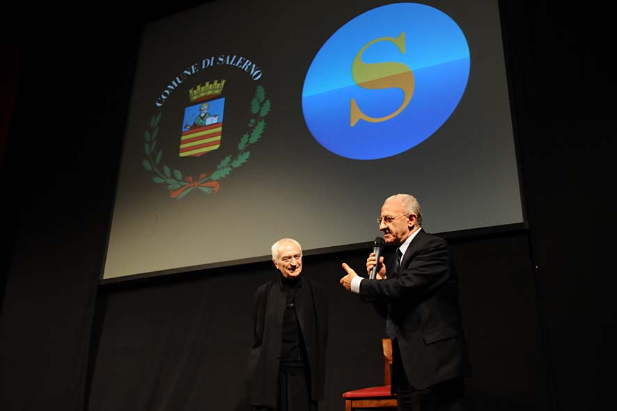   Massimo Vignelli a Salerno. Lectio Magistralis al Teatro Verdi. La presentazione del brand. Salerno, 22 Novembre 2011.
