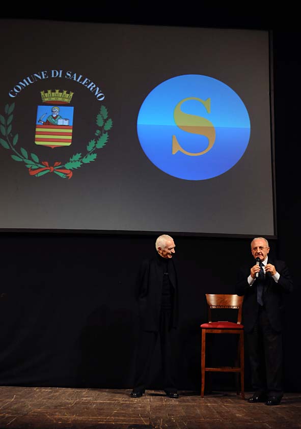   Massimo Vignelli a Salerno. Lectio Magistralis al Teatro Verdi. La presentazione del brand. Salerno, 22 Novembre 2011.

