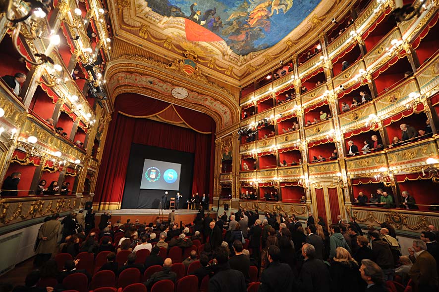   Massimo Vignelli a Salerno. Lectio Magistralis al Teatro Verdi. La presentazione del brand. Salerno, 22 Novembre 2011.
