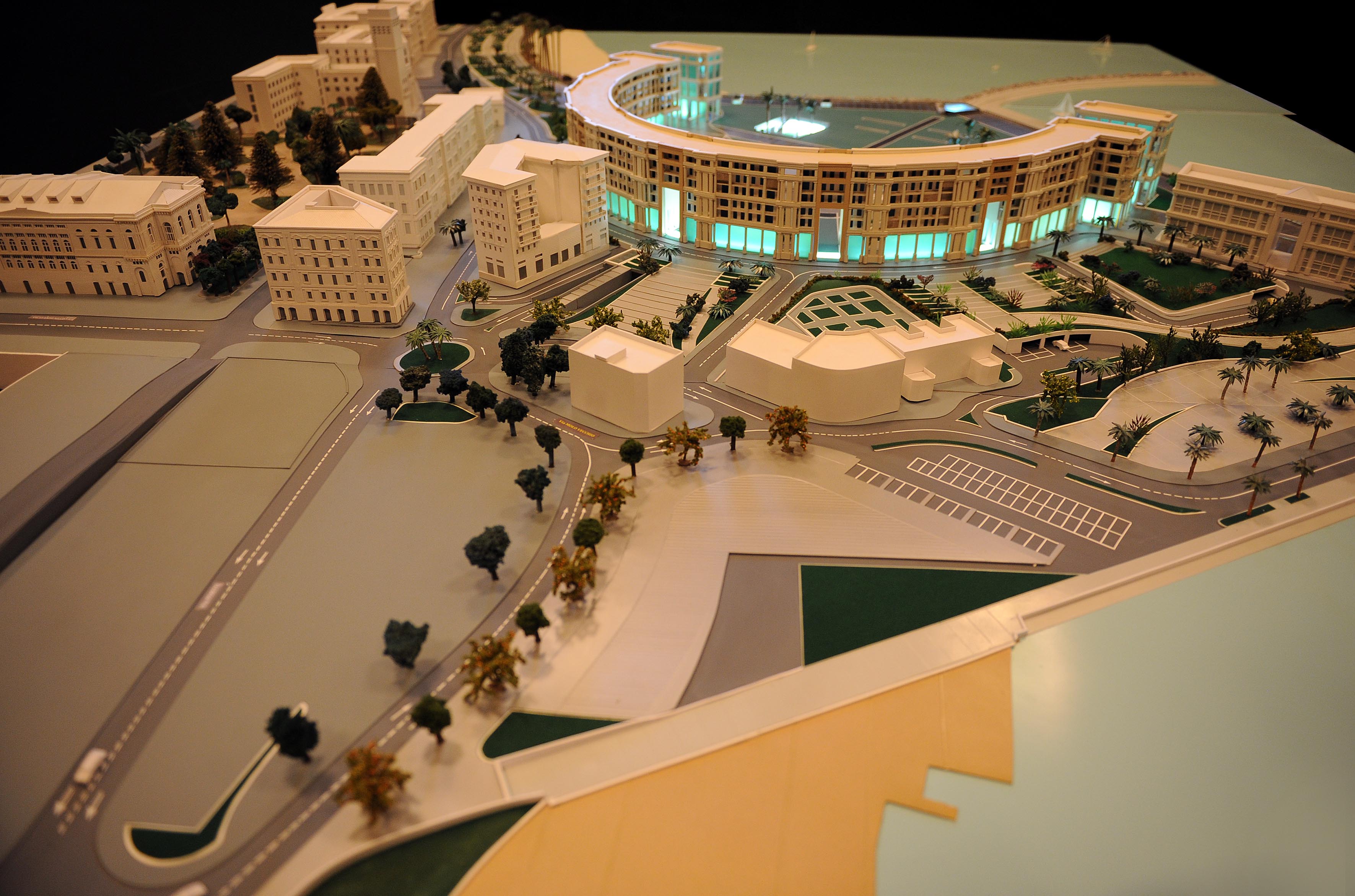   Esposto in Piazza Portanova il nuovo plastico del Crescent e di Piazza della Liberta'
