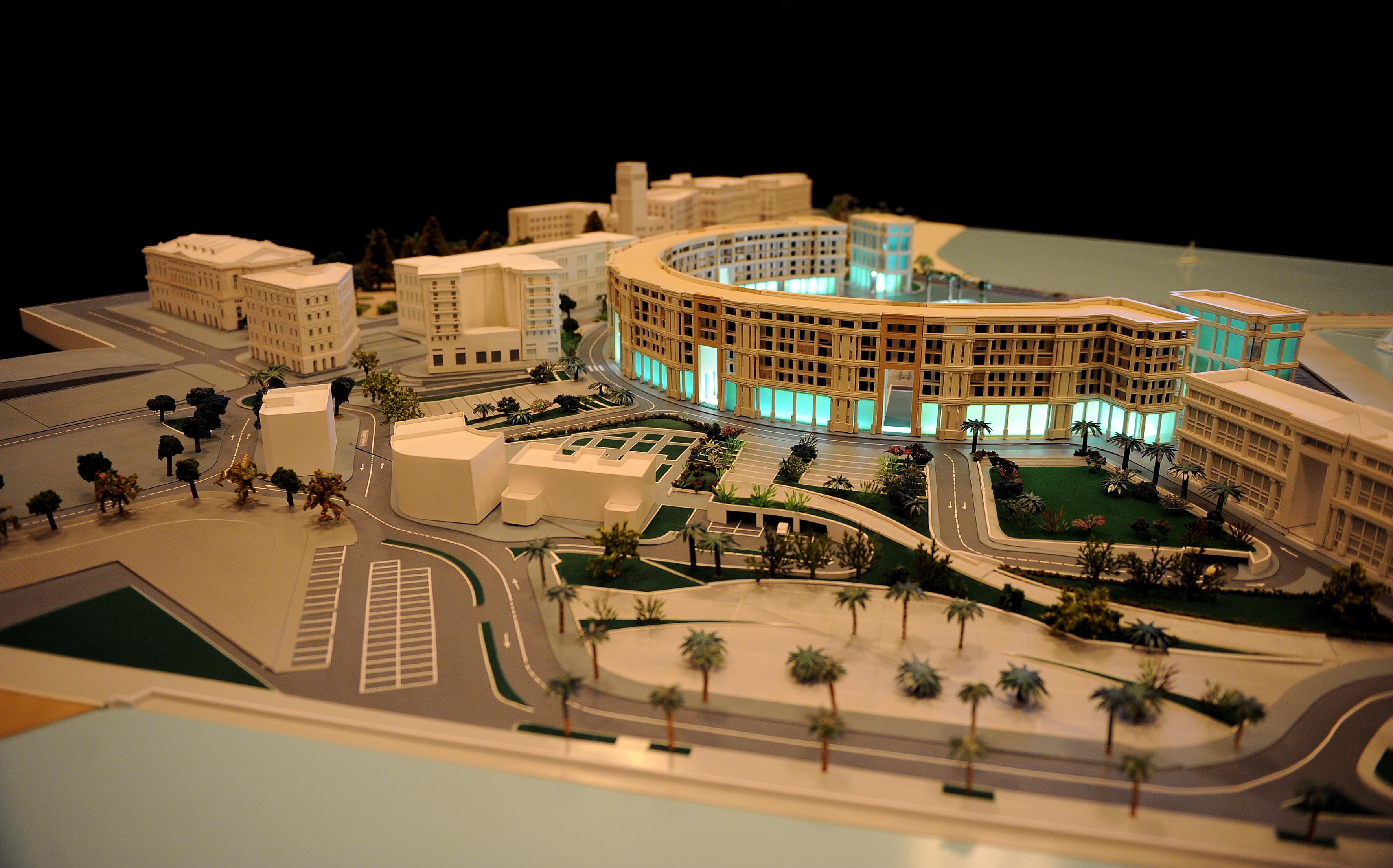   Esposto in Piazza Portanova il nuovo plastico del Crescent e di Piazza della Liberta'
