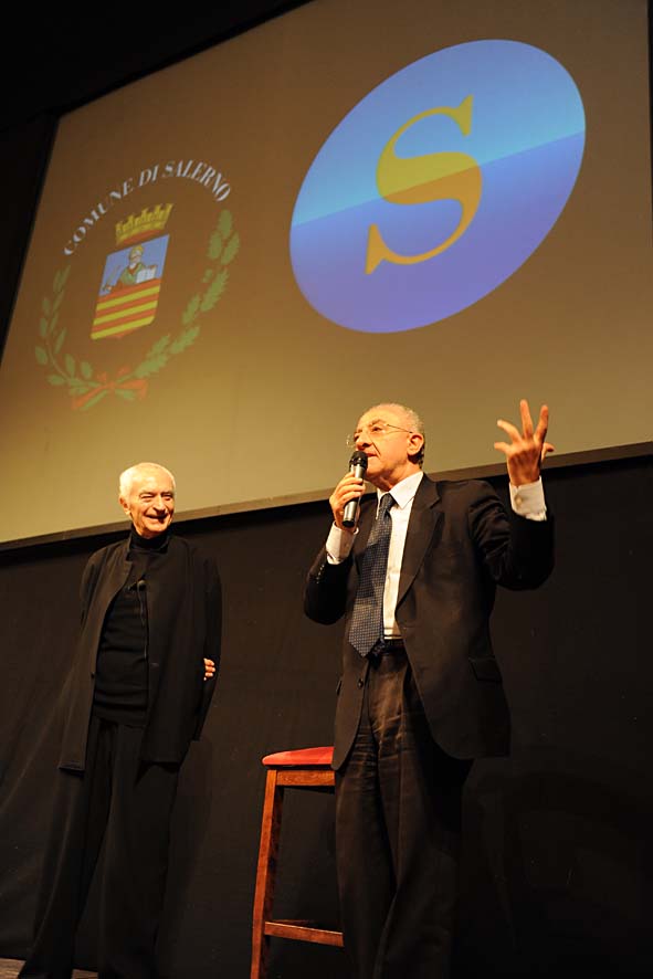   Massimo Vignelli a Salerno. Lectio Magistralis al Teatro Verdi. La presentazione del brand. Salerno, 22 Novembre 2011.
