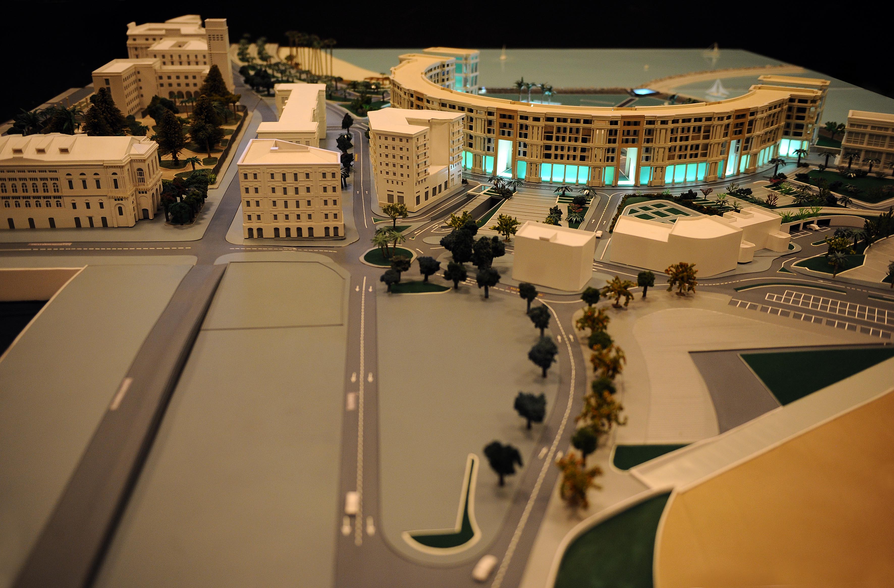   Esposto in Piazza Portanova il nuovo plastico del Crescent e di Piazza della Liberta'

