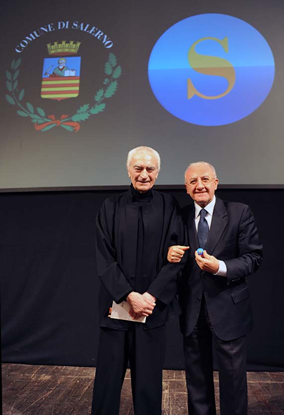   Massimo Vignelli a Salerno. Lectio Magistralis al Teatro Verdi. La presentazione del brand. Salerno, 22 Novembre 2011.

