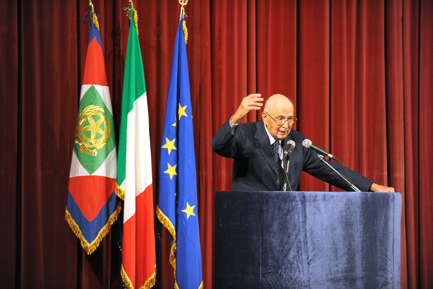   SALERNO saluta il Presidente della Repubblica GIORGIO NAPOLITANO. Teatro Augusteo, martedi' 14 settembre 2010
