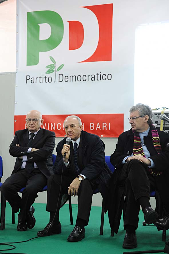  Il Sindaco di Salerno Vincenzo De Luca protagonista della manifestazione "Cantiere d'Idee" con il Sindaco di Bari Michele Emiliano. Bari, 22 gennaio 2011
