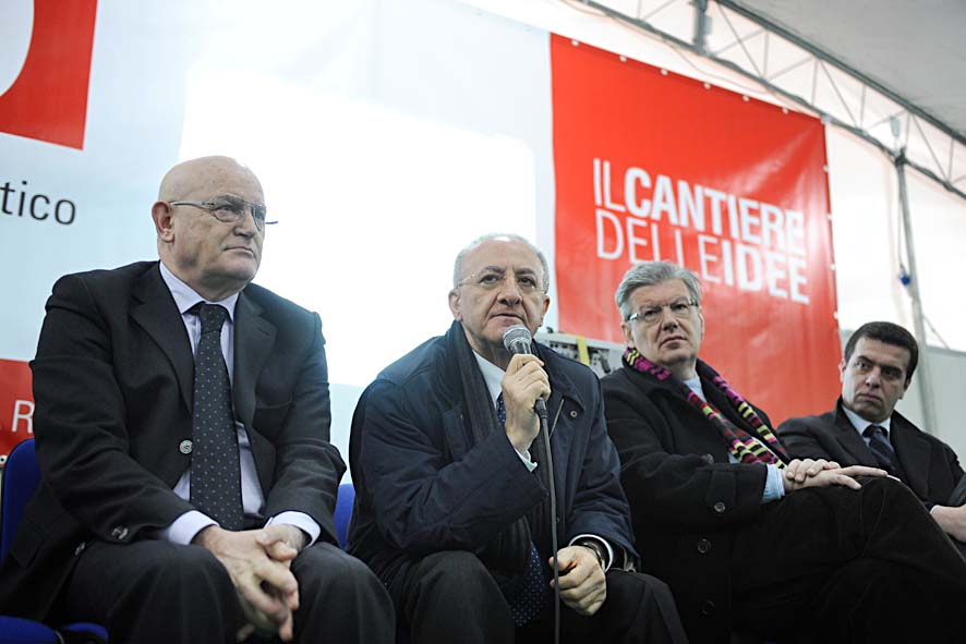   Il Sindaco di Salerno Vincenzo De Luca protagonista della manifestazione "Cantiere d'Idee" con il Sindaco di Bari Michele Emiliano. Bari, 22 gennaio 2011
