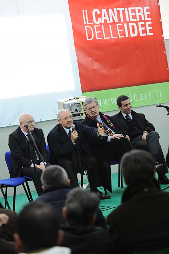   Il Sindaco di Salerno Vincenzo De Luca protagonista della manifestazione "Cantiere d'Idee" con il Sindaco di Bari Michele Emiliano. Bari, 22 gennaio 2011
