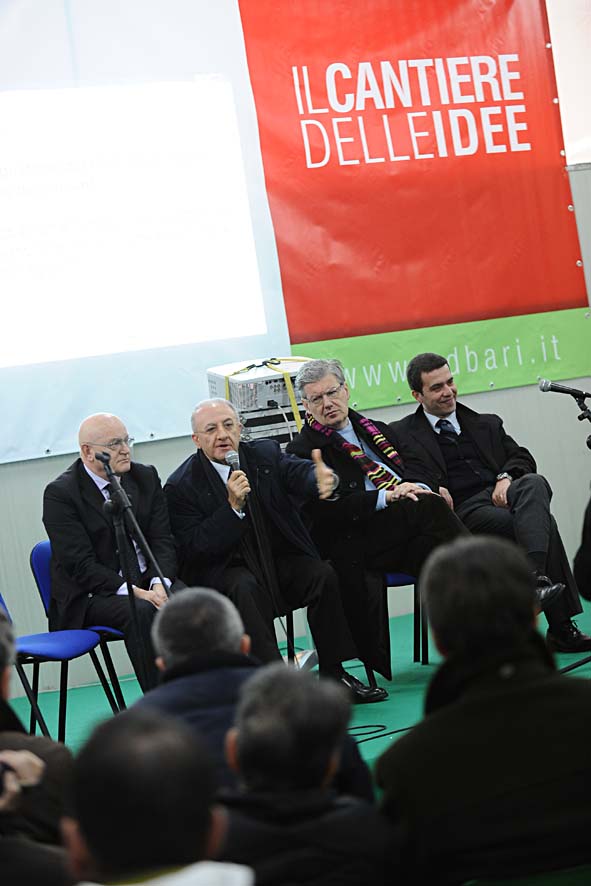   Il Sindaco di Salerno Vincenzo De Luca protagonista della manifestazione "Cantiere d'Idee" con il Sindaco di Bari Michele Emiliano. Bari, 22 gennaio 2011
