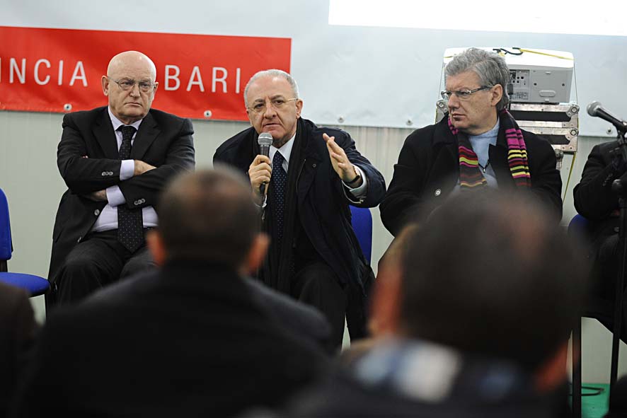   Il Sindaco di Salerno Vincenzo De Luca protagonista della manifestazione "Cantiere d'Idee" con il Sindaco di Bari Michele Emiliano. Bari, 22 gennaio 2011
