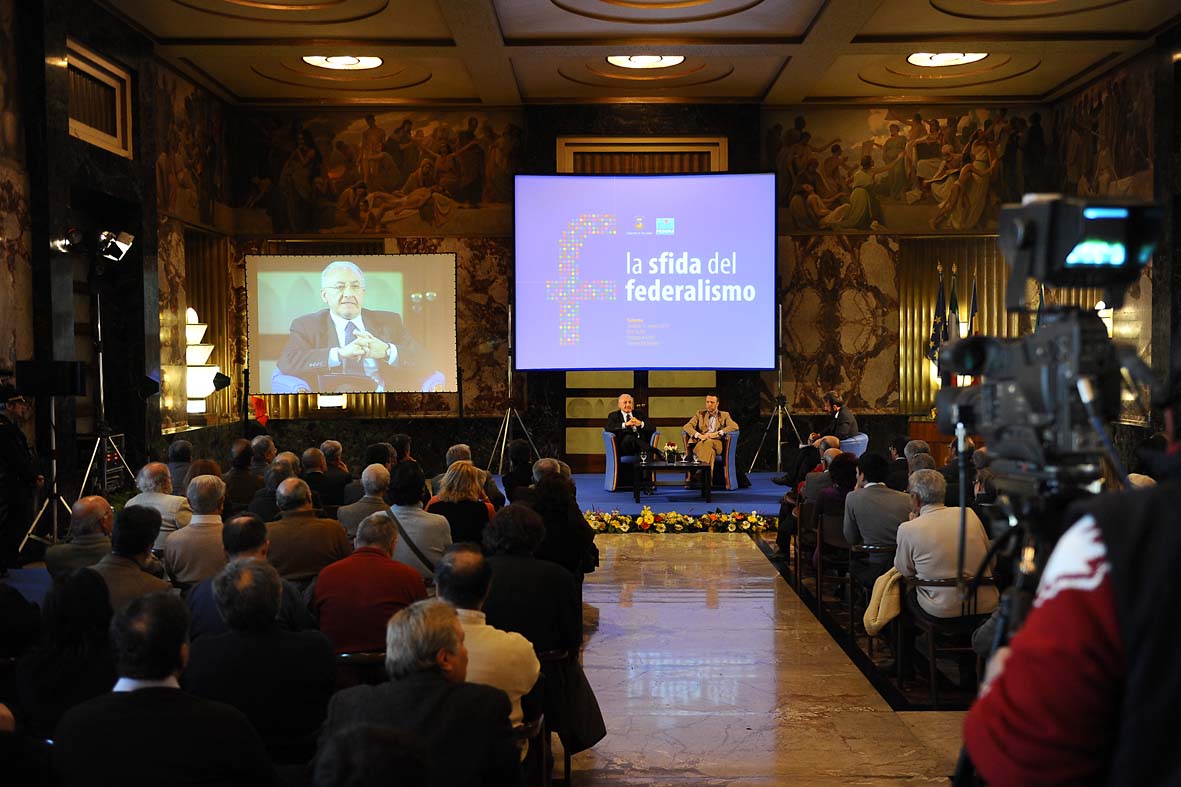   "La Sfida del Federalismo". Incontro dibattito con Flavio Tosi, Sindaco di Verona e Vincenzo De Luca, Sindaco di Salerno. Palazzo di Citta', 11 marzo 2011
