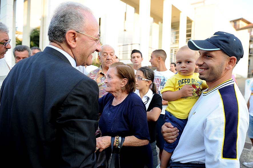  Matierno: al via i lavori di copertura delle palazzine e di rifacimento del campo sportivo con il Sindaco De Luca. Salerno, 15 settembre 2010
