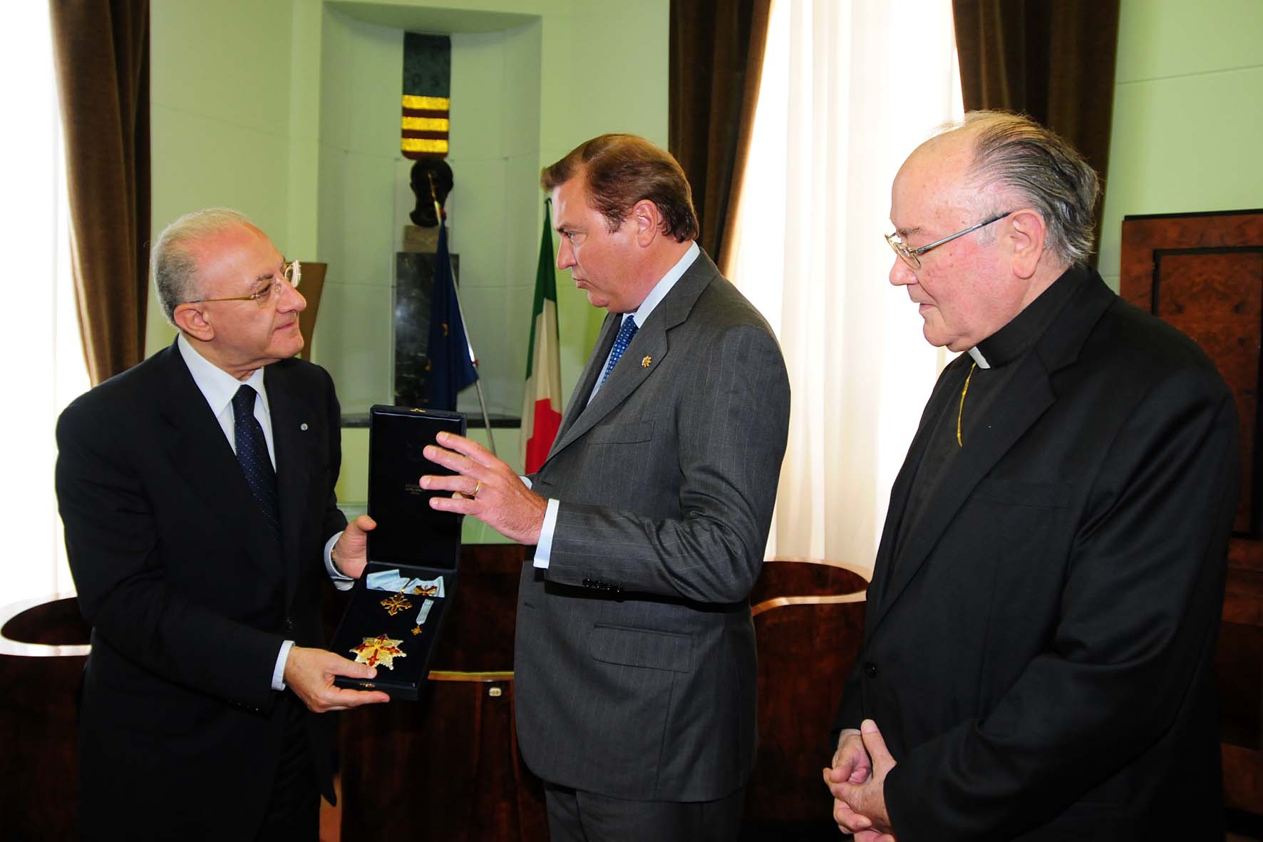   Consegnata al Sindaco di Salerno Vincenzo De Luca l'onoreficenza del Sacro Militare Ordine Costantiniano
