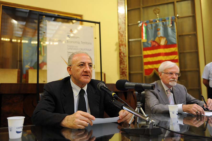   Archivio Architettura contemporanea a Salerno e Ciclo di incontri su Architettura, Economia e Territorio, con le grandi firme dellarchitettura impegnate a Salerno . La conferenza stampa di presentazione del Sindaco De Luca e del Soprintendente Zampino, Palazzo di Citta' 29 giugno 2009
