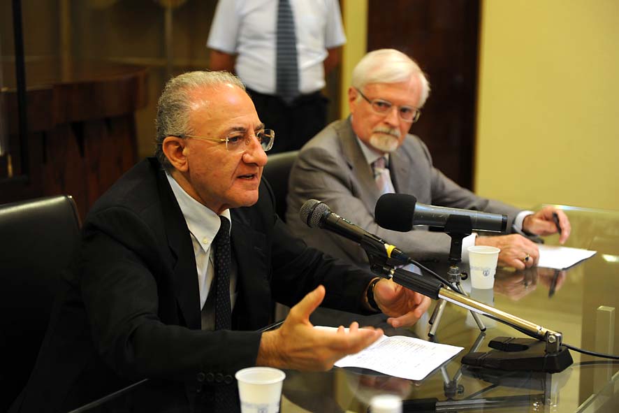   Archivio Architettura contemporanea a Salerno e Ciclo di incontri su Architettura, Economia e Territorio, con le grandi firme dellarchitettura impegnate a Salerno . La conferenza stampa di presentazione del Sindaco De Luca e del Soprintendente Zampino, Palazzo di Citta' 29 giugno 2009
