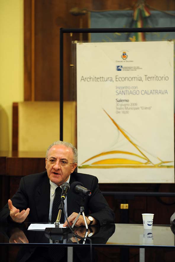   Archivio Architettura contemporanea a Salerno e Ciclo di incontri su Architettura, Economia e Territorio, con le grandi firme dellarchitettura impegnate a Salerno . La conferenza stampa di presentazione del Sindaco De Luca e del Soprintendente Zampino, Palazzo di Citta' 29 giugno 2009
