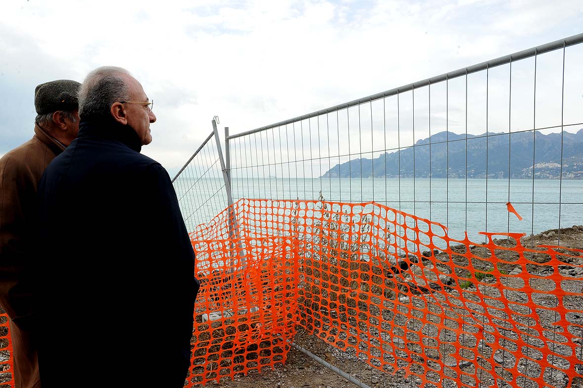   Il Sindaco De Luca da' il via ai lavori di salvaguardia costiera e ripascimento degli arenili del litorale. Salerno, 14 dicembre 2010
