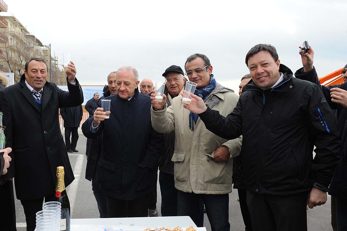  Il Sindaco De Luca da' il via ai lavori di salvaguardia costiera e ripascimento degli arenili del litorale. Salerno, 14 dicembre 2010
