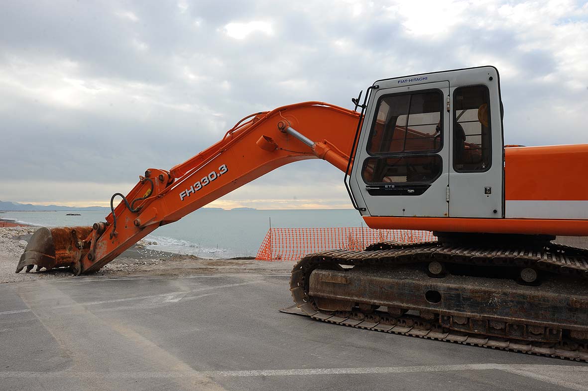   Il Sindaco De Luca da' il via ai lavori di salvaguardia costiera e ripascimento degli arenili del litorale. Salerno, 14 dicembre 2010
