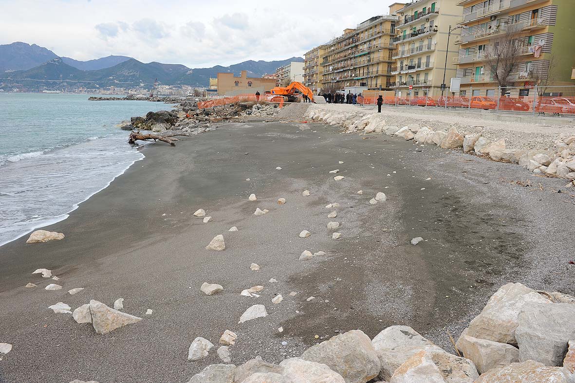   Il Sindaco De Luca da' il via ai lavori di salvaguardia costiera e ripascimento degli arenili del litorale. Salerno, 14 dicembre 2010
