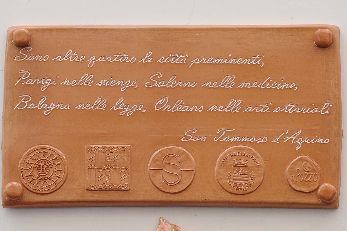   Nel centro storico targhe in ceramica con aforismi della Scuola Medica Salernitana

