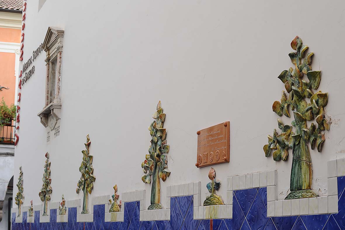   Nel centro storico targhe in ceramica con aforismi della Scuola Medica Salernitana
