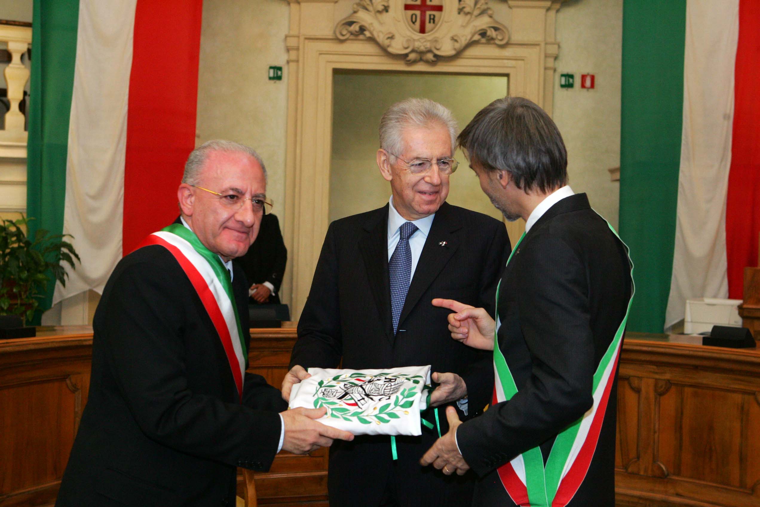   A Reggio Emilia consegnata al Sindaco De Luca una copia del primo tricolore
