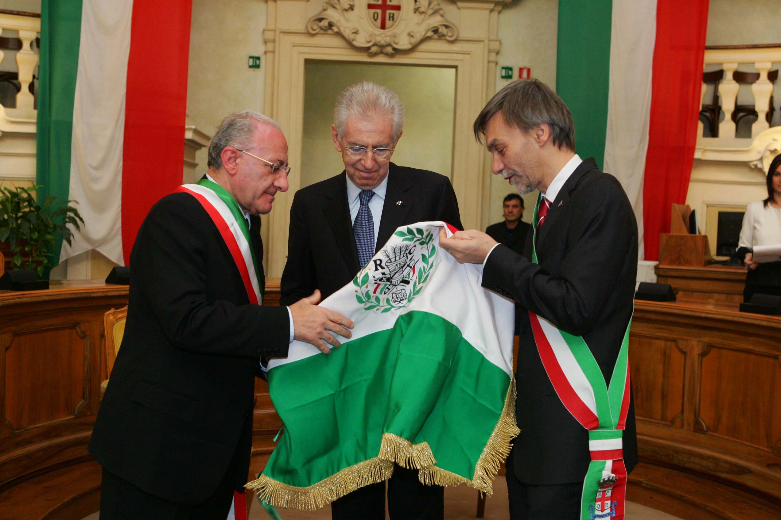   A Reggio Emilia consegnata al Sindaco De Luca una copia del primo tricolore
