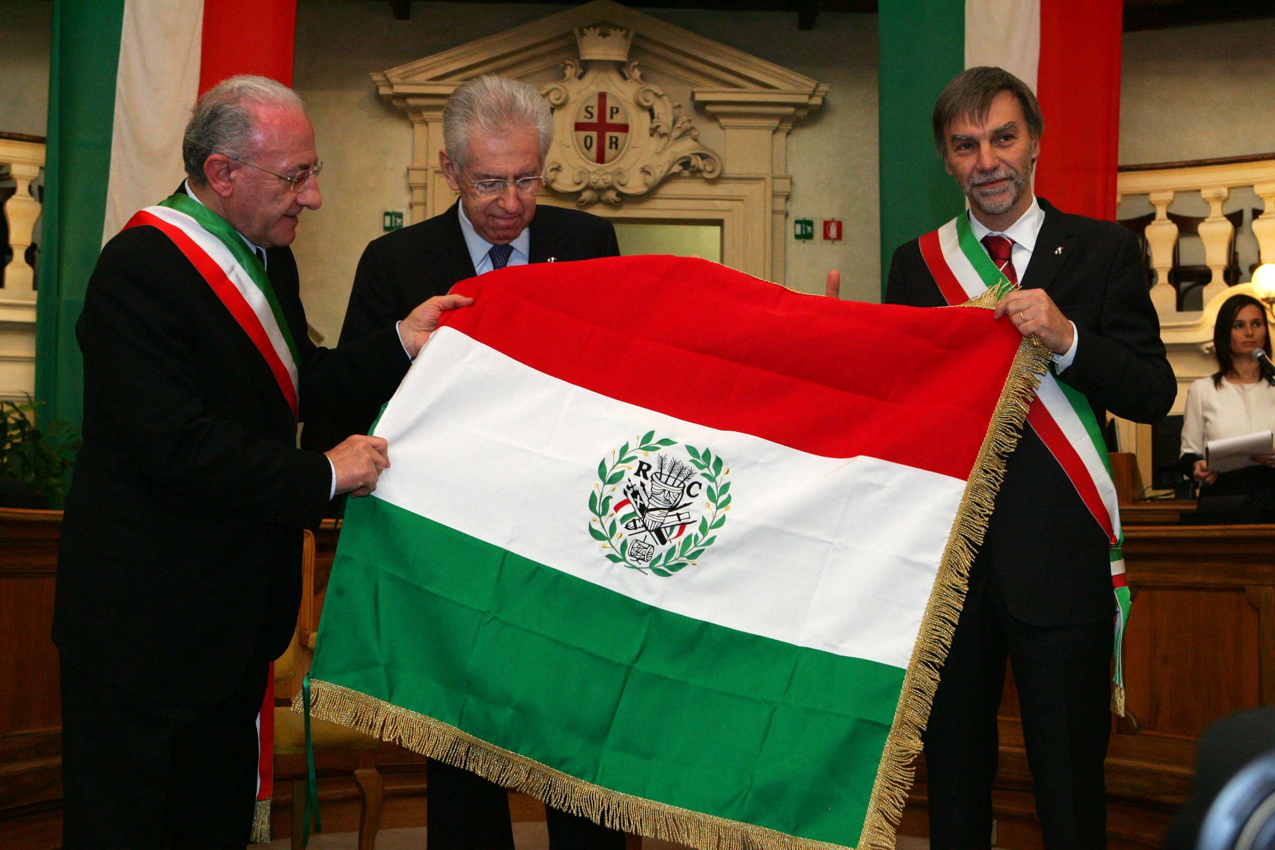   A Reggio Emilia consegnata al Sindaco De Luca una copia del primo tricolore
