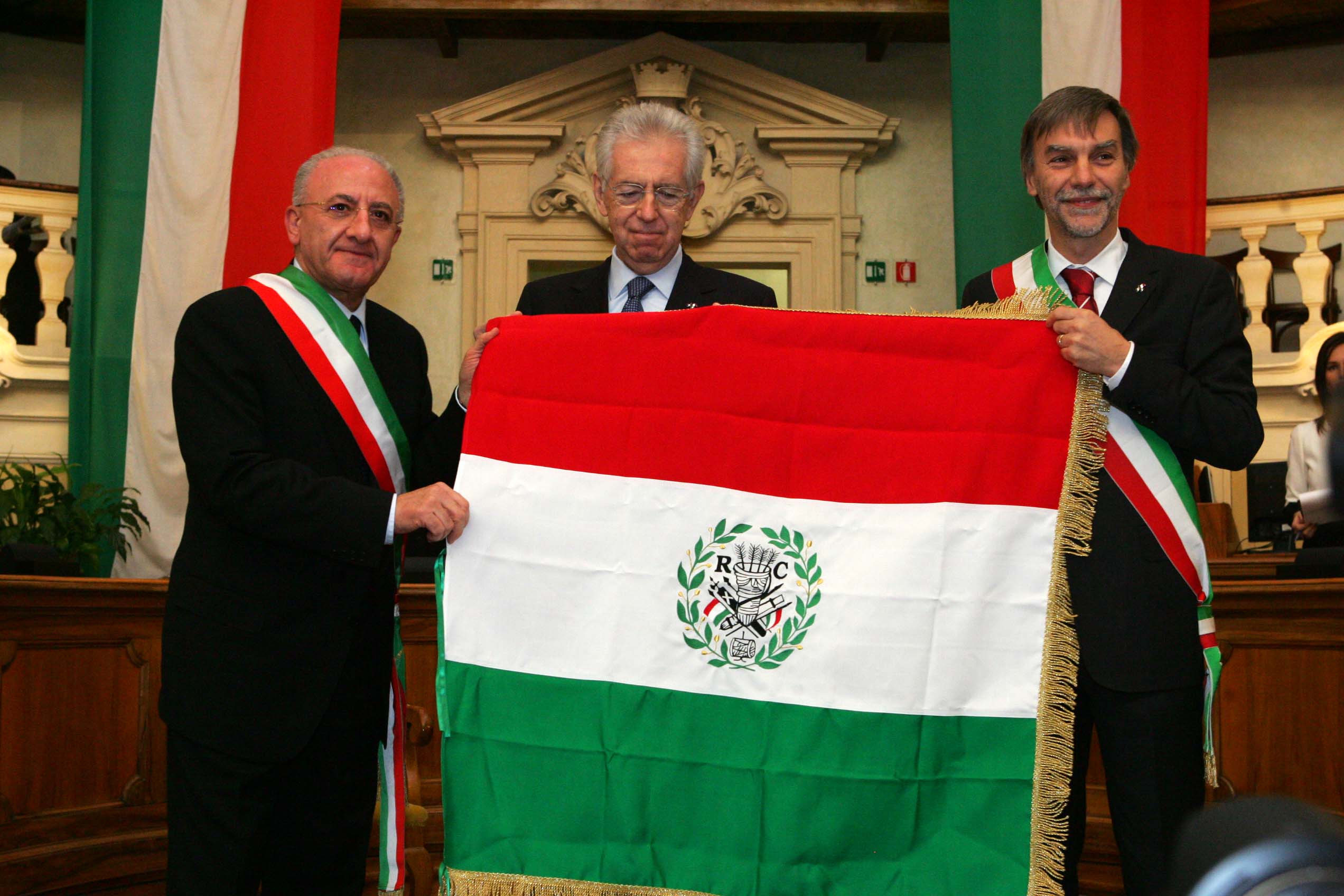   A Reggio Emilia consegnata al Sindaco De Luca una copia del primo tricolore
