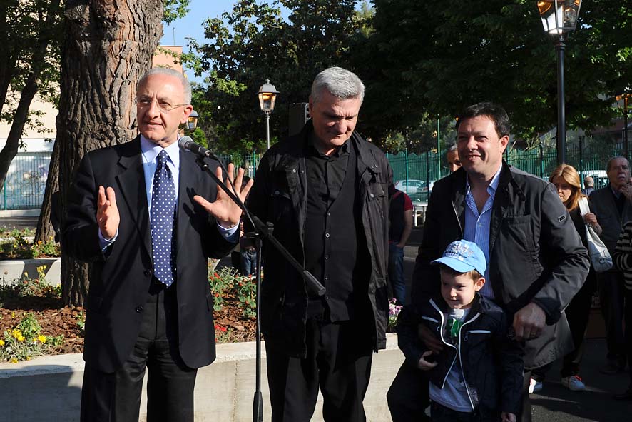   Il Sindaco De Luca inaugura i giardini di via Carnelutti. Salerno, 13 maggio 2011
