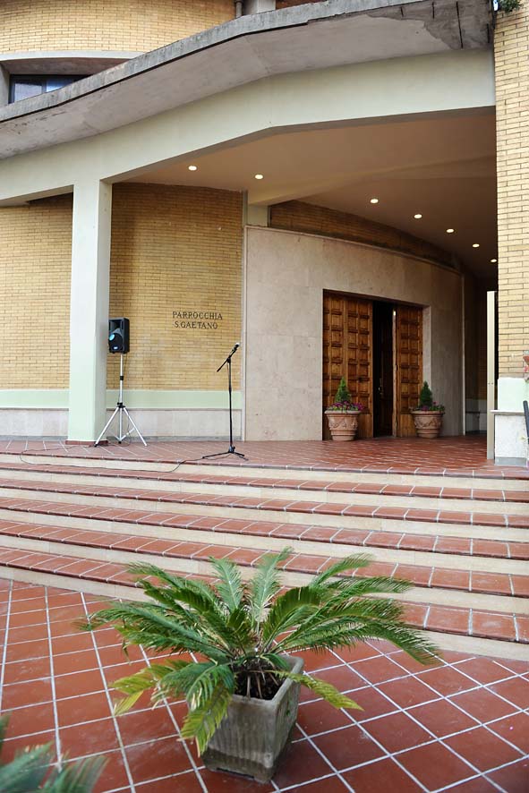   Il Sindaco De Luca inaugura il nuovo sagrato della chiesa di San Gaetano. Salerno, 13 maggio 2011
