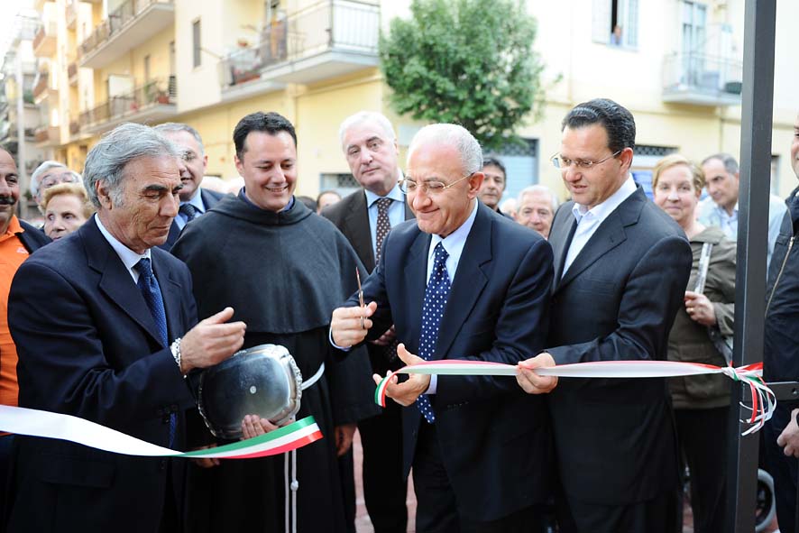   Il Sindaco De Luca inaugura il nuovo sagrato della chiesa di San Gaetano. Salerno, 13 maggio 2011

