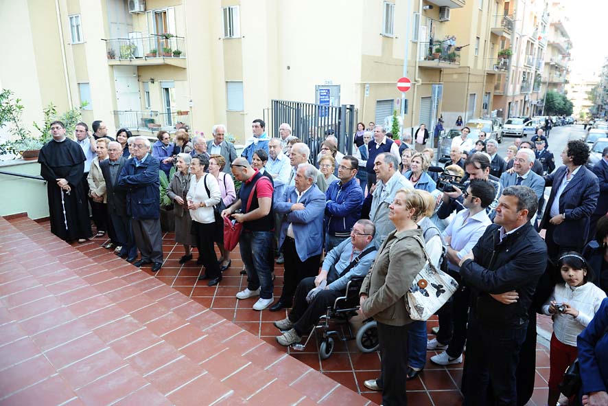   Il Sindaco De Luca inaugura il nuovo sagrato della chiesa di San Gaetano. Salerno, 13 maggio 2011
