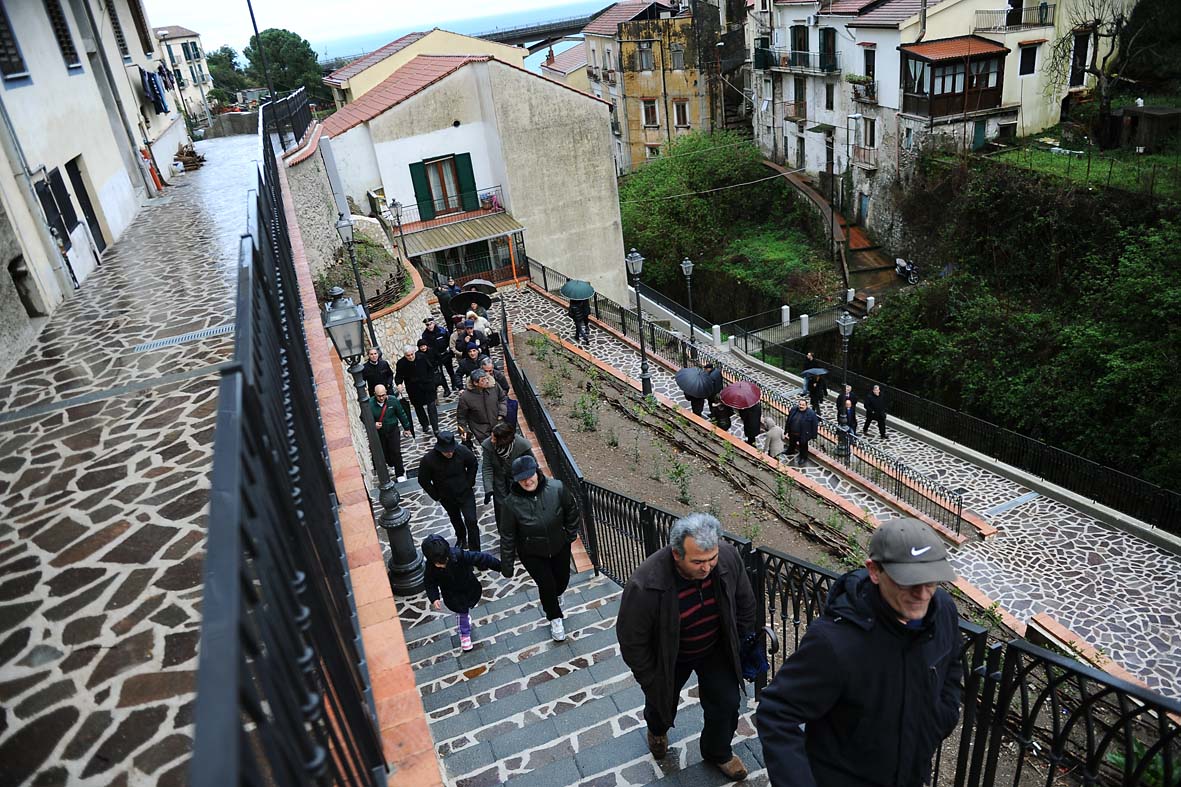   Inaugurazione del nuovo arredo urbano a Canalone con il Sindaco De Luca. 5 marzo 2011
