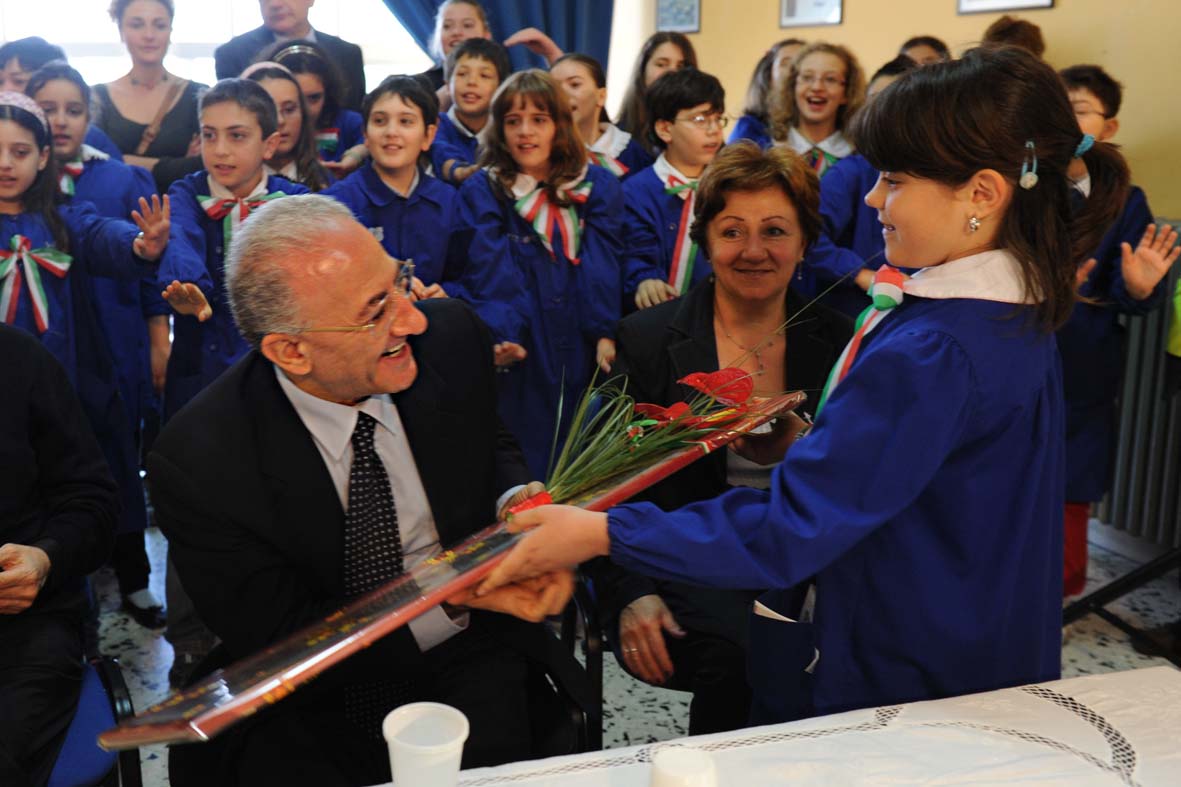   Scoprimento de "Il Seminatore", un altorilievo in ceramica alla scuola Matteo Mari. Salerno, 26 maggio 2010
