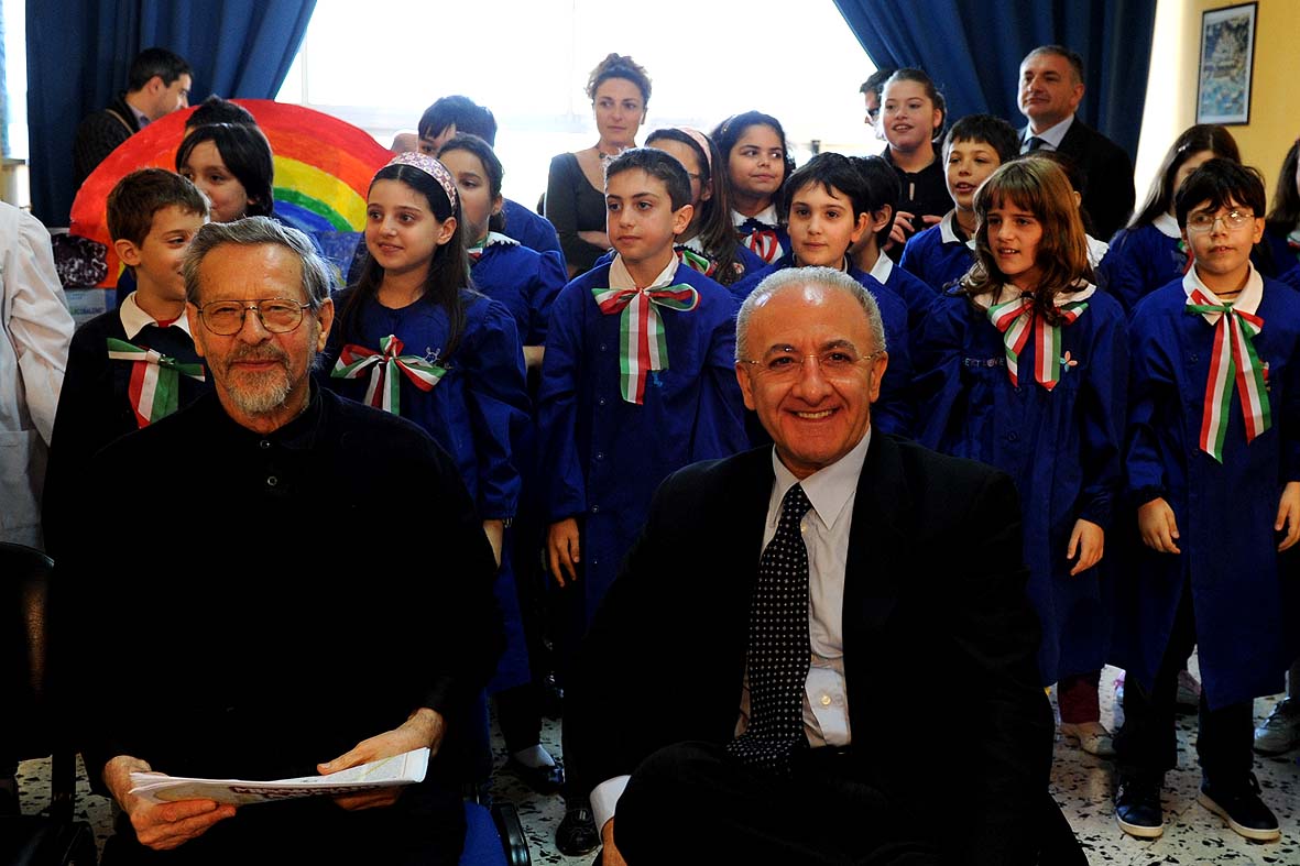  Scoprimento de "Il Seminatore", un altorilievo in ceramica alla scuola Matteo Mari. Salerno, 26 maggio 2010

