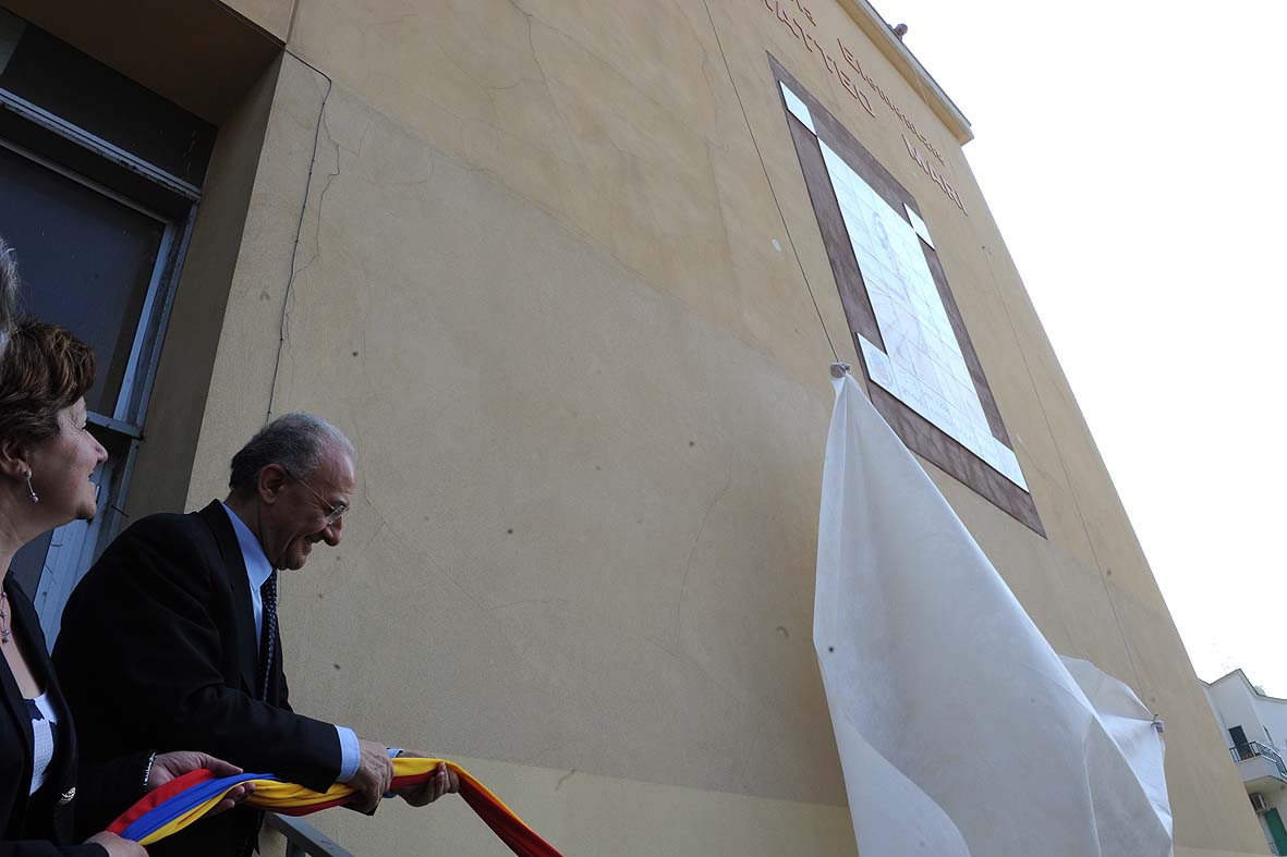   Scoprimento de "Il Seminatore", un altorilievo in ceramica alla scuola Matteo Mari. Salerno, 26 maggio 2010
