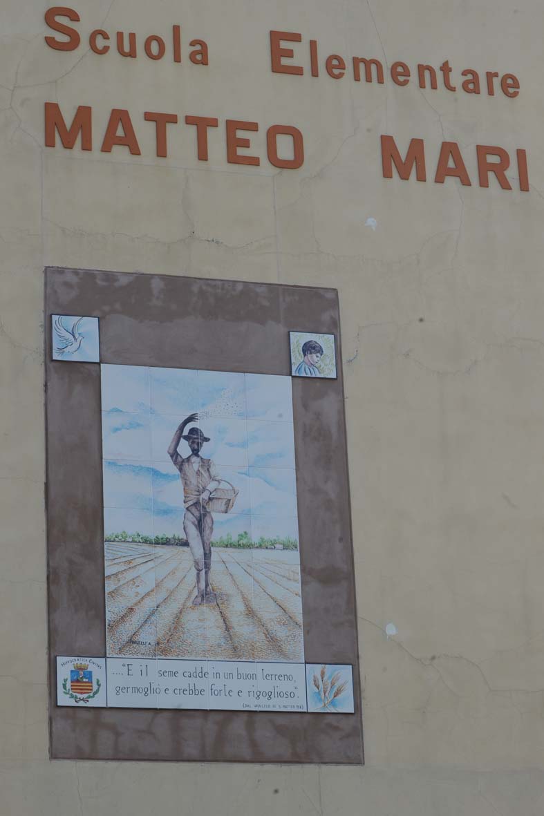   Scoprimento de "Il Seminatore", un altorilievo in ceramica alla scuola Matteo Mari. Salerno, 26 maggio 2010
