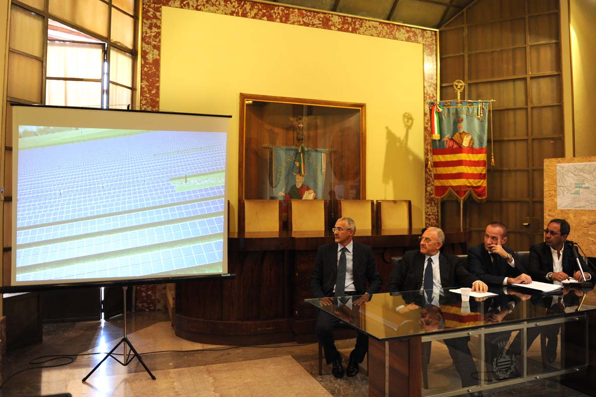   Conferenza stampa sul progetto di realizzazione e gestione impianto fotovoltaico da 24 MW, Salerno 14 luglio 2010
