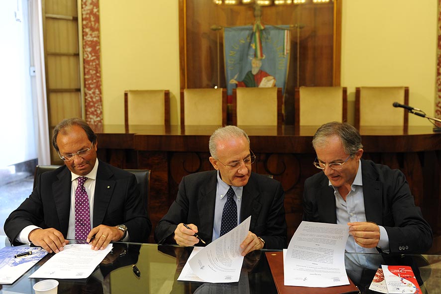   Firma Protocollo di Intesa tra Confindustria Salerno e Fondazione Scuola Medica Salernitana. Palazzo di Citta'  21 luglio 2010
