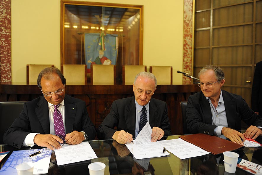   Firma Protocollo di Intesa tra Confindustria Salerno e Fondazione Scuola Medica Salernitana. Palazzo di Citta'  21 luglio 2010
