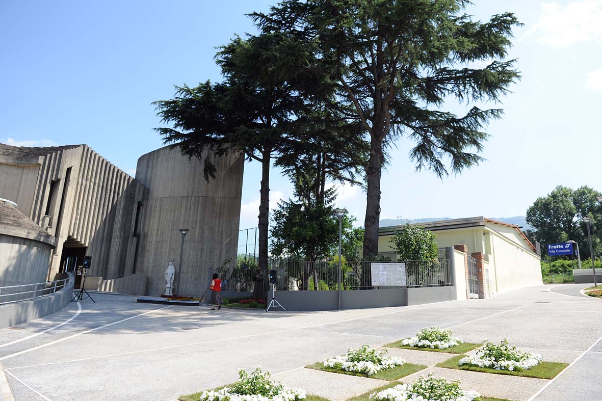   Con il Sindaco Vincenzo De Luca inaugurazione nuovo sagrato Chiesa di Fratte. Salerno, 25 Giugno 2011
