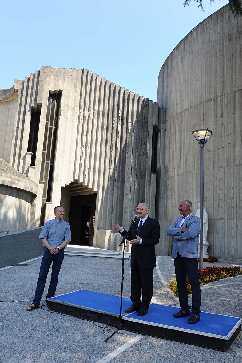   Con il Sindaco Vincenzo De Luca inaugurazione nuovo sagrato Chiesa di Fratte. Salerno, 25 Giugno 2011
