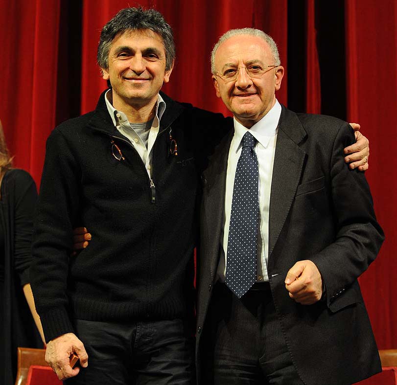   Il Sindaco Vincenzo De Luca con V. Salemme a "Gi la maschera" . Teatro Verdi, 10 febbraio 2011
